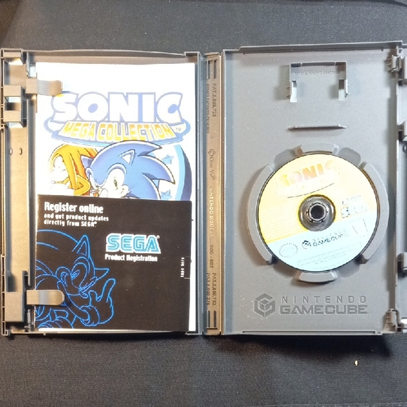 Nintendo GameCube Sonic Mega Collection - Blue and Yellow - Picture 2 of 3